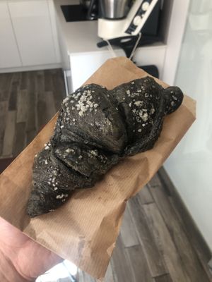 Croissant de carbón activo y crema de pistacho at Dolce & Vegana in Madrid