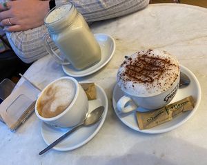 Matcha, café y capuchino   at Dolce & Vegana in Madrid