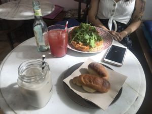 Bruschetta (de sobrasada, queso, rúcula y cebolla caramelizadas), orxata y fartons  at Dolce & Vegana in Madrid