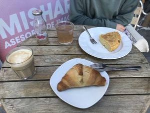 Pintxo de tortilla, limonada, café con leche de avellana y croissant   at Dolce & Vegana in Madrid