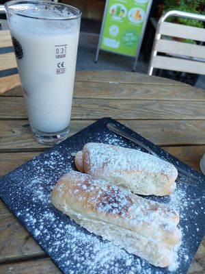 Horchata de chufas y fartons at Dolce & Vegana in Madrid