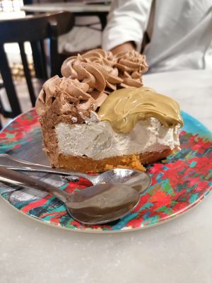 Pistacchio and chocolate cake at Dolce & Vegana in Madrid