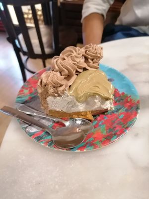 Pistacchio and chocolate cake at Dolce & Vegana in Madrid