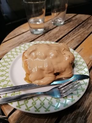 Cinnamon roll with hazelnut cream at Dolce & Vegana in Madrid