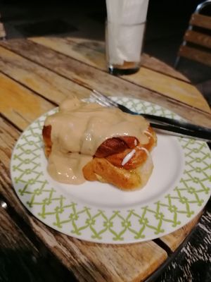 Cinnamon roll with hazelnut cream at Dolce & Vegana in Madrid