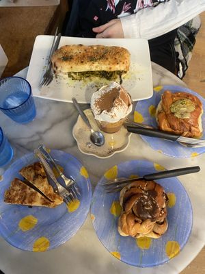 Café con nata, panuozzo de Nápoles, dos rollos dulces y nortilla  at Dolce & Vegana in Madrid