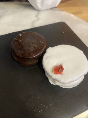 Alfajores (chocolate blanco con frambuesa y chocolate)  at Dolce & Vegana in Madrid