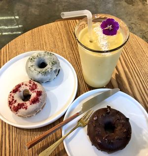 Donuts and mango coconut smoothie at The Raw by Twins in Seoul