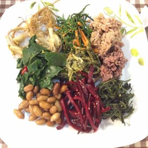 The abundance of foods that you can get for just 13,000 won!!! at Han Gwa Chae - 한과채 in Seoul