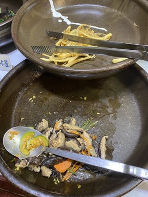 Mushrooms and some kinda root veg   at Han Gwa Chae - 한과채 in Seoul