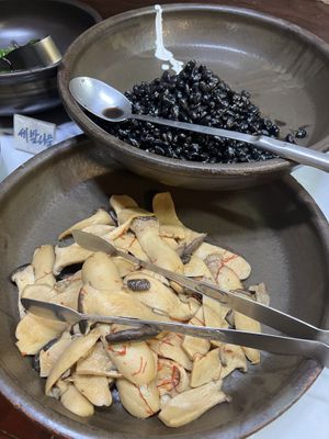 Buffet options  at Han Gwa Chae - 한과채 in Seoul