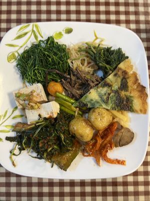 Can’t get enough of these veggies   at Han Gwa Chae - 한과채 in Seoul