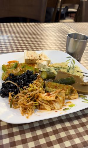 Tofu warto obficie polać sosem, ta galaretka niestety dziwna strasznie, herbata bardzo dobra  at Han Gwa Chae - 한과채 in Seoul