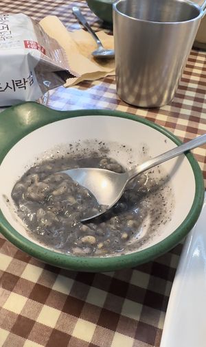 Taki jakby kleik ryżowy z czarnym sezamem. Dziwnie wygląda, a smakuje tak jak wygląda.  at Han Gwa Chae - 한과채 in Seoul