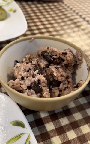 Dużo różnych rodzajów ryżu do wyboru, ten wymiatał!  at Han Gwa Chae - 한과채 in Seoul