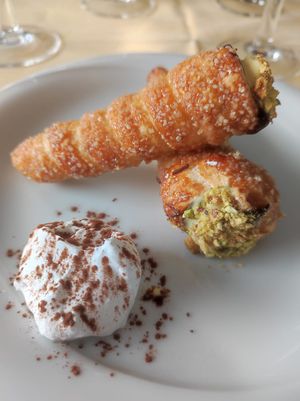 Cannolo alla crema e pistacchio at Hotel Ristorante Onda Azzurra in Albisola Superiore