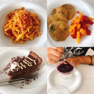 Tagliatelle al ragù di noci, scaloppine di Seitan e peperonata, torta Cappuccina e Panna Cotta al cocco e frutti di bosco at Hotel Ristorante Onda Azzurra in Albisola Superiore
