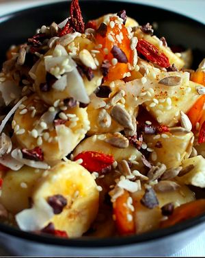 Ensalada de fruta con semillas, coco y bayas de Goji. at The Vegan - Pop Up in La Coruna