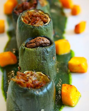 Volcanes de calabacines rellenos de soja y portobello, con crema de espinaca y calabaza al horno. at The Vegan - Pop Up in La Coruna