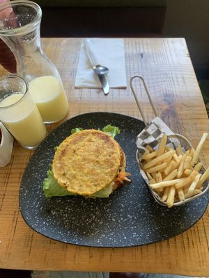 Hamburguesa de garbanzos con tapas de plátano macho   at Zona Veggie in Toluca
