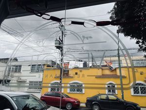 La ventana que ve afuera a la calle principal   at Zona Veggie in Toluca