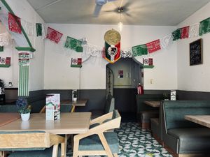 El baño y los 'booths'  at Zona Veggie in Toluca