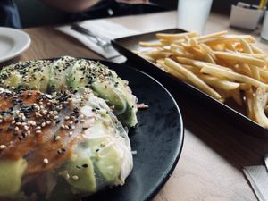 Rollos de aguacate y papas fritas   at Zona Veggie in Toluca