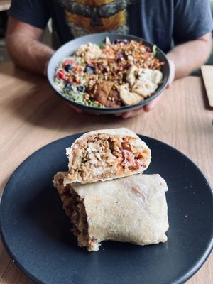 Burrito y bowl arcoíris (rainbowl)  at Zona Veggie in Toluca