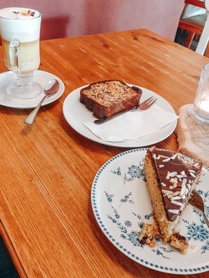 Kurkumalatte, Kokoskuchen & Mandelkuchen at Föhrer Teestube & Café in Nieblum
