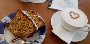 Kokos-Nusskuchen mit Hafermilchkaffee at Föhrer Teestube & Café in Nieblum