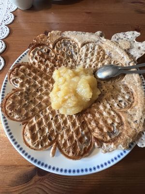 Vegane, glutenarme Waffel mit Apfelkompott   at Föhrer Teestube & Café in Nieblum