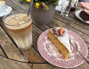 Rüblikuchen und iced Hafer Latte (Brownie im Hintergrund nicht vegan)  at Föhrer Teestube & Café in Nieblum