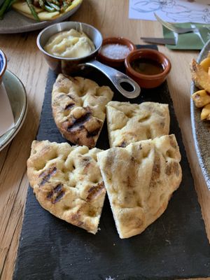 Flatbread uit de Mibrasa grill met knoflook aioli en olijfolie met zeezout at Het Ruiterhuys in Castricum