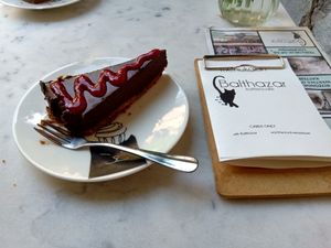 Vegan chocolate cake with raspberry coulis at Kattencafé Balthazar in Nijmegen
