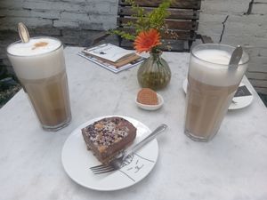 Coffees and vegan chocolate peanut bar at Kattencafé Balthazar in Nijmegen