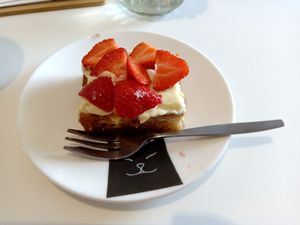 Lemon 'plaatcake' with strawberries at Kattencafé Balthazar in Nijmegen
