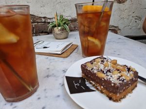 Home made ice tea & peanut butter-chocolate bar  at Kattencafé Balthazar in Nijmegen