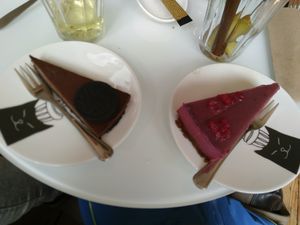 Vegan cakes: Raspberry cheesecake and oreo pie at Kattencafé Balthazar in Nijmegen