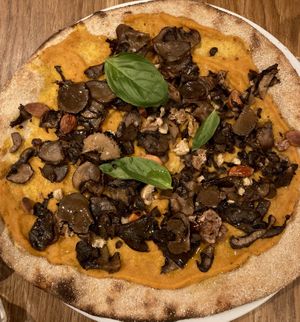 Pizza crème butternut, châtaignes et truffes   at Hape  in Lyon