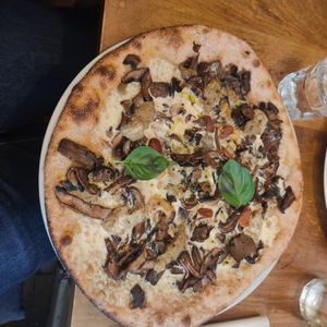 White base vegan pizza at Hape  in Lyon