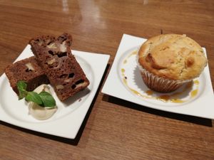 walnut and banana chocolate pounder and apple and kaki muffin at Cafe Bask in Tokyo