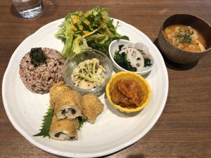 野菜たっぷりのトマトスープ美味しかったです。デザートも気になるので、また行きます。 at Cafe Bask in Tokyo