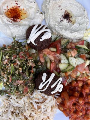 Vegane Platte mit Humus und Salaten  at Houmous & Co in Strasbourg