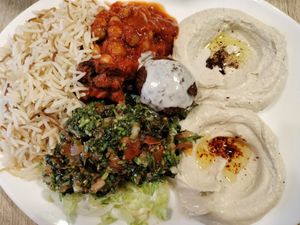 Assiette Vegan (riso, melenzane e ceci con salsa di pomodoro, tabulè, hummus, mutabbal e falafel) at Houmous & Co in Strasbourg