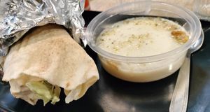 Pane arabo con hummus, falafel e insalata (il menù comprende anche patatine fritte o budino al latte, in foto, e una bibita a scelta) at Houmous & Co in Strasbourg