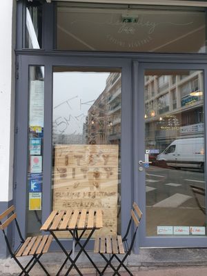 Outside at Itsy Bitsy in Lille