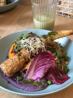 Légume et petit épeautre avec matcha latte  at Itsy Bitsy in Lille