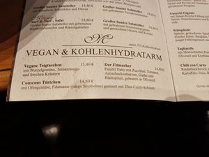 Vegane Optionen neben Pommes und Salat at Meisers Altstadt Brasserie in Dinkelsbuehl