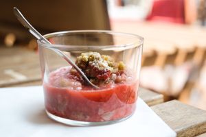 Matcha and strawberries crumble at Herbosaurus in Rennes