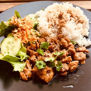 Délicieux ! Découverte totale ! Le soja caramélisé est très bien cuisiné, non végétarienne le porc ne m’a absolument pas manqué. Le lait d’or onctueux et savoureux. Et le fondant chocolat vraiment fondant pas trop sucré avec une légère crème nacrée au dessus! Je reviendrais! at Herbosaurus in Rennes